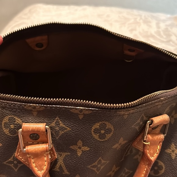 Genuine Louis Vitton bag 11” wide X 10” height - Picture 4 of 5